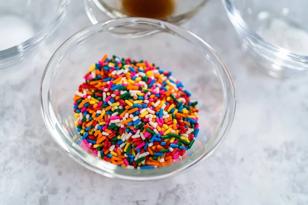 Інгредієнти Скляних Мисках Випікання Торта Funfettti Bundch — стокове фото