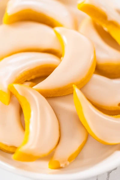 レモンくさびクッキーとレモン釉薬 焼きたてのレモンくさびクッキーとレモングレーズホワイトプレート — ストック写真