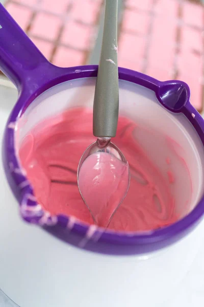Wypełnienie Silikonowej Formy Czekoladowej Roztopionej Czekolady Aby Mini Różowe Czekoladki — Zdjęcie stockowe