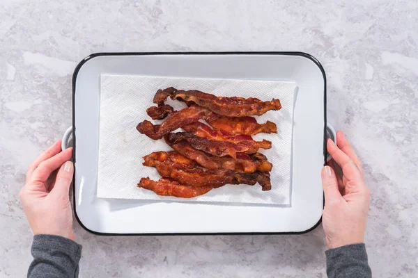 Ett Platt Ligg Kokt Bacon Remsor Vit Bricka Med Pappershandduk — Stockfoto