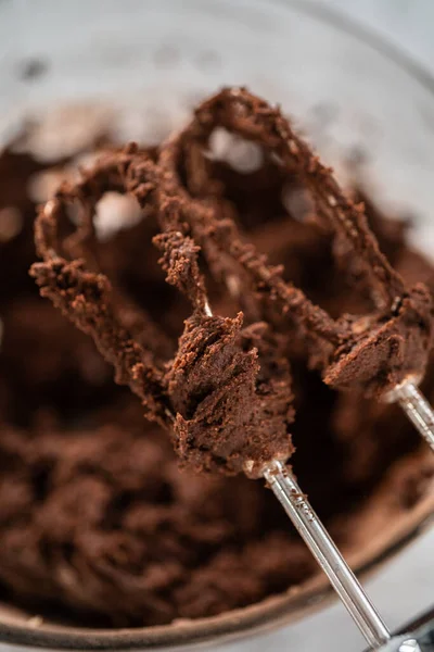 Míchání Ingrediencí Velkém Skleněné Mísy Pečení Mátové Bílé Čokoládové Sušenky — Stock fotografie