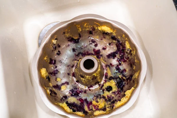 Грязная Грязная Сковорода Торта Мыльной Водой Кухонной Раковине — стоковое фото