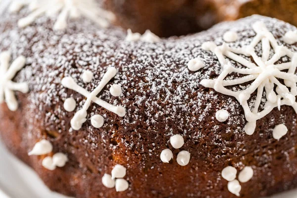 Gingerbread Bundt Cake Caramel Filling Buttercream Frosting Powdered Sugar Dusting — Zdjęcie stockowe