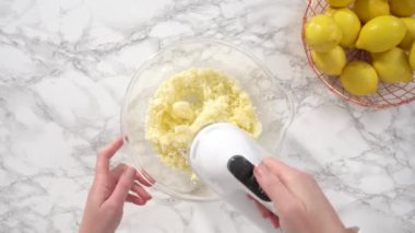 Zaman aşımı. Düz yatıyordu. Adım adım. Limonlu kek hazırlamak için karıştırma kabındaki malzemeleri karıştırıyorum..