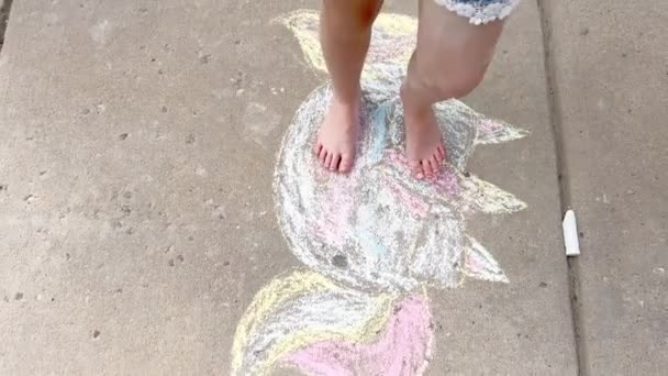 Маленька Дівчинка Малює Крейдяне Мистецтво Передмісті Літній День — стокове відео