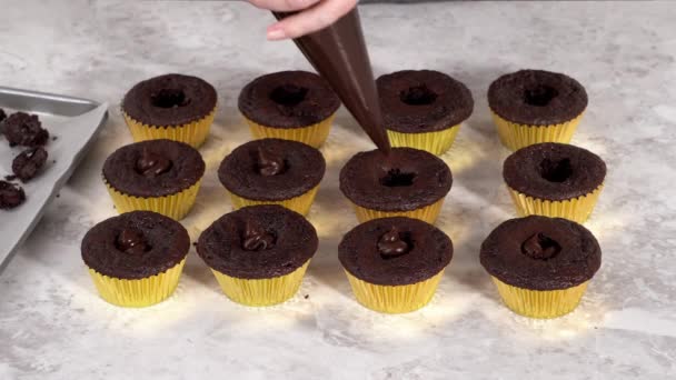 Fyllning Chokladmuffins Med Choklad Ganache — Stockvideo
