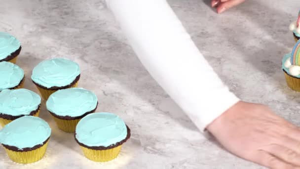 Decoración Cupcakes Chocolate Con Glaseado Crema Mantequilla Dulces Arco Iris — Vídeos de Stock