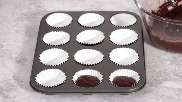 Csokis Süti Tészta Lapátolása Muffinbélésekbe — Stock videók