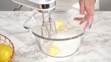 Adım adım. Limonlu kek hazırlamak için karıştırma kabındaki malzemeleri karıştırıyorum..