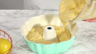 Adım adım. Pasta hamurunu kek tepsisine dolduruyorum..