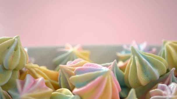Biscoitos Merengue Unicórnio Multicoloridos Uma Placa Serviço Branca — Vídeo de Stock
