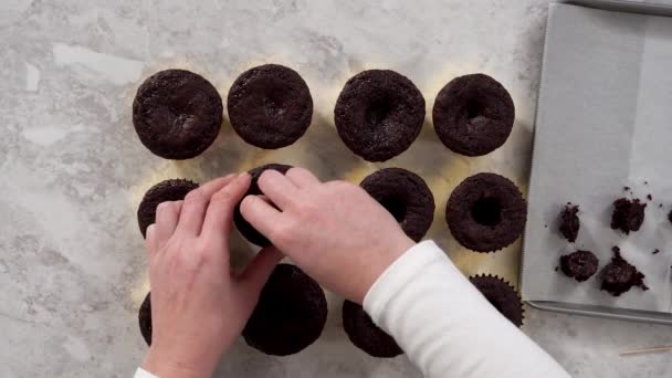 Deitado Preenchimento Cupcakes Chocolate Com Ganache Chocolate — Vídeo de Stock