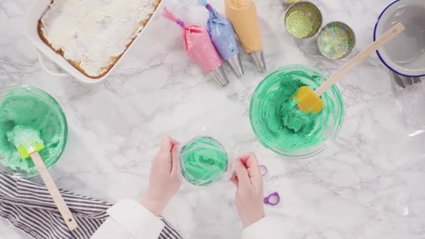 Acostado Mezclar Colorante Alimentos Glaseado Crema Mantequilla Italiana — Vídeo de stock