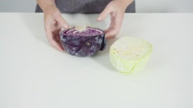 Adım adım. Ağaç kesme tahtasıyla organik lahana doğruyorum..