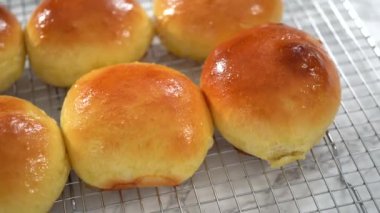 Adım adım. Mutfak rafında taze pişmiş çörekler serinliyor..