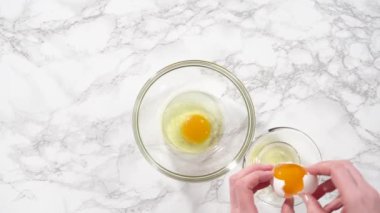 Düz yatıyordu. Adım adım. Ev yapımı çörekler pişirmek için malzemeleri karıştırıyorum..