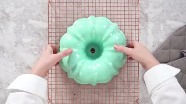 Zaman aşımı. Düz yatıyordu. Taze pişmiş funfettti demetini kek kalıbından çıkarıyorum..