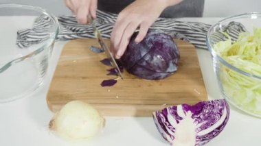 Adım adım. Ağaç kesme tahtasıyla organik lahana doğruyorum..