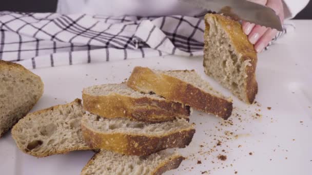 Krojenie Świeżo Upieczonego Chleba Pszennego Białej Desce Krojenia — Wideo stockowe