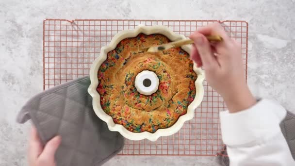 Плоский Лежал Удаление Свежеиспеченного Funfettti Bundt Торт Сковороды Торт — стоковое видео
