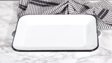 Adım adım. Taze pişmiş çörekler metal servis tepsisinde.