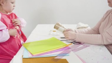 Adım adım. Kağıttan tek boynuzlu atlar yapmak ve boş tuvalet kağıdı ruloları yapmak..