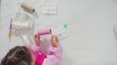 Düz yatıyordu. Adım adım. Kağıttan tek boynuzlu atlar yapmak ve boş tuvalet kağıdı ruloları yapmak..