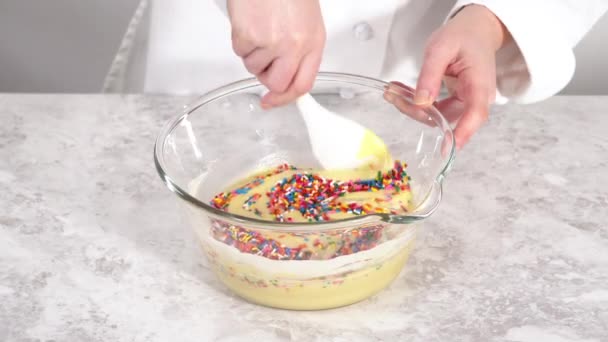 Składane Tęczowe Posypki Ciasta Szklanej Misce Mieszania Pieczenia Ciasta Funfettti — Wideo stockowe