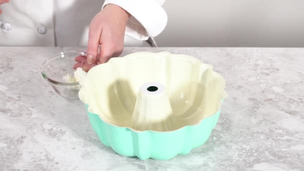 Smarowanie Patelni Ciasto Skrócenia Warzyw Mąki Pieczenia Ciasta Funfettti Bundt — Wideo stockowe
