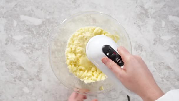 Düz Yatıyordu Fünyeli Kek Pişirmek Için Karıştırma Kabındaki Malzemeleri Karıştırıyorum — Stok video