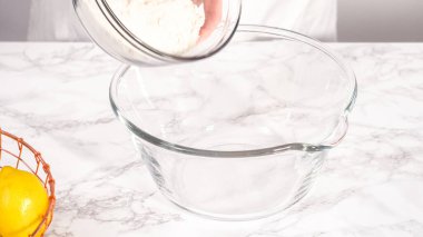 Adım adım. Limonlu kek hazırlamak için karıştırma kabındaki malzemeleri karıştırıyorum..