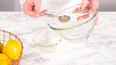 Adım adım. Küçük bir bardağa taze limon suyu sıkıyorum..