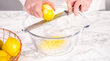 Adım adım. Limonlu kek hazırlamak için bardağa taze limon dolduruyorum..