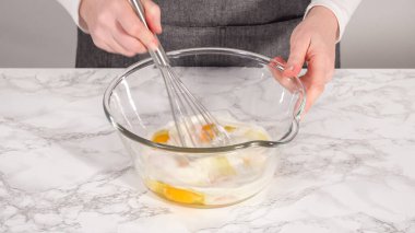 Adım adım. Bardakta ıspanak ve jambonlu frittata karışımı..