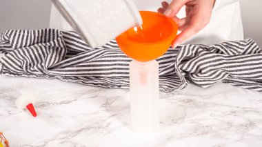 Adım adım. Bir tencerede şeker şurubu hazırlıyorum..