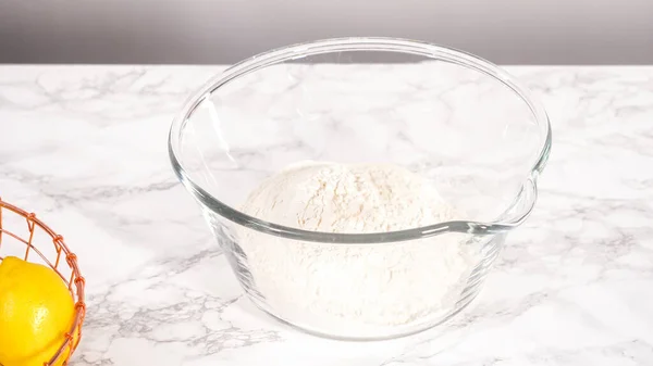 Krok Kroku Składniki Mieszania Szklanej Misce Przygotowania Ciasta Cytrynowego — Zdjęcie stockowe
