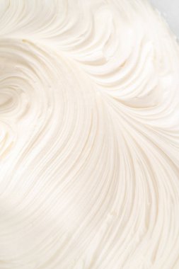 Marketten alınmış tereyağlı kremanın karışımı bardakta karıştırılıyor..