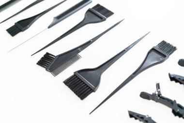 Beyaz arka planda saç rengi ölen plastik fırçalar.