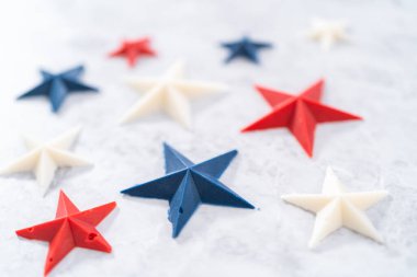 Renkli çikolata kalıplarından yapılmış ev yapımı çikolata yıldızları..