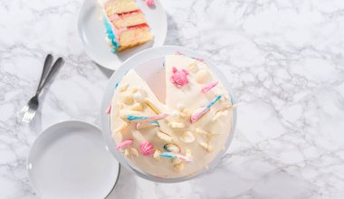 Düz yatıyordu. Deniz kızı temalı pastayı pasta tezgahında dilimliyorum..