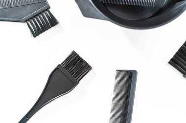 Siyah saç rengi boya seti ve beyaz arka planda karıştırma kabı..