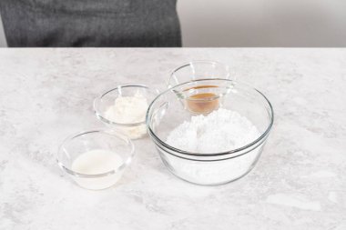 Krem peynirli krema hazırlamak için cam karıştırma kabındaki malzemeler..