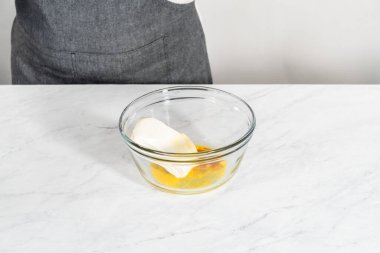 Krem peyniri kek yapmak için büyük bir bardakta karıştırma malzemesi..