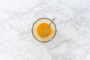 Beyaz çikolatalı limonlu kurabiye. Düz yatıyordu. Islak malzemeleri büyük bir bardakta karıştırıp limonlu kurabiyelerle beyaz çikolatayı karıştırıyorum..