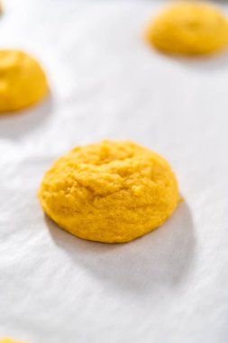 Beyaz çikolatalı limonlu kurabiye. Mutfak tezgahında beyaz çikolatalı taze pişmiş limonlu kurabiyeler..