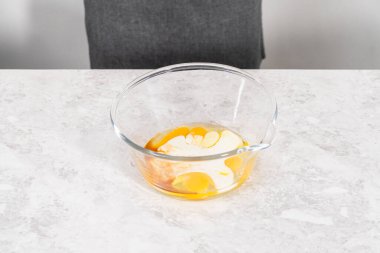 Kırmızı kadife kek hazırlamak için karıştırma kabındaki malzemeleri karıştırıyorum..