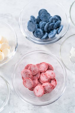 Ev yapımı çikolataları hazırlıyorum. Renkli çikolata cam kaselerde erir..