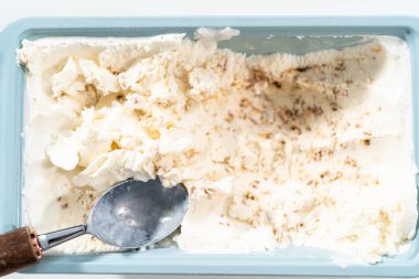 Ev yapımı hindistan cevizli dondurma ve kavrulmuş hindistan cevizi püresi hazırlıyorum..