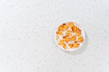 Düz yatıyordu. Tezgahın üstünde çıtır çıtır karamelli kekler var..