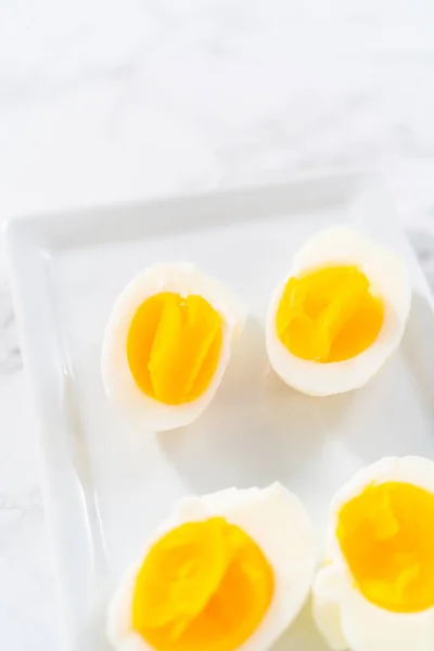 Нарезанные Яйца Белой Подающей Тарелке — стоковое фото